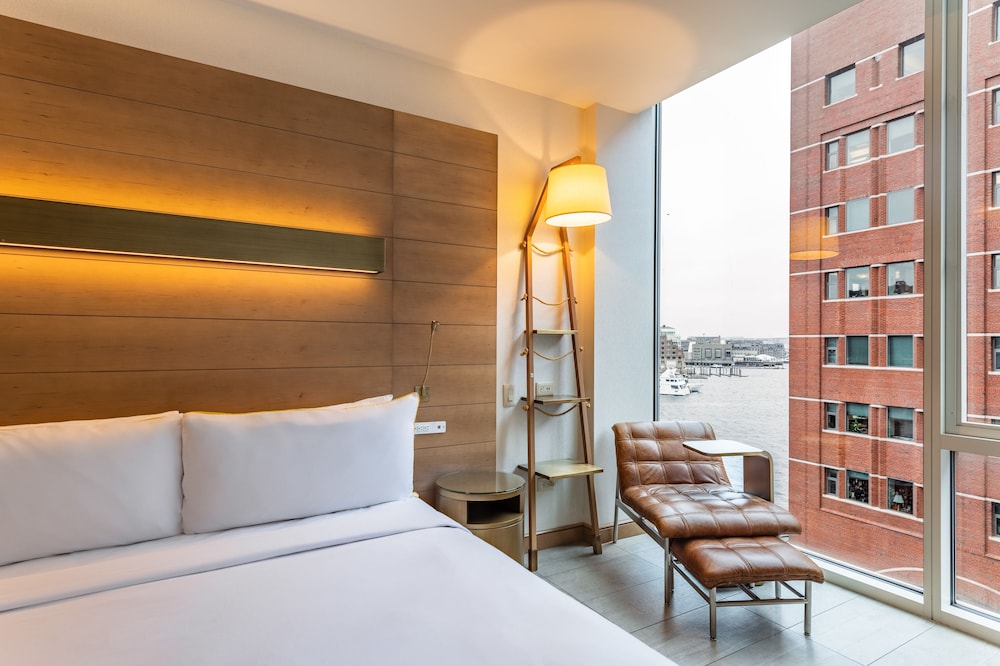 Junior Suite, 1 King Bed, Harbor View, Corner thumbnail 5