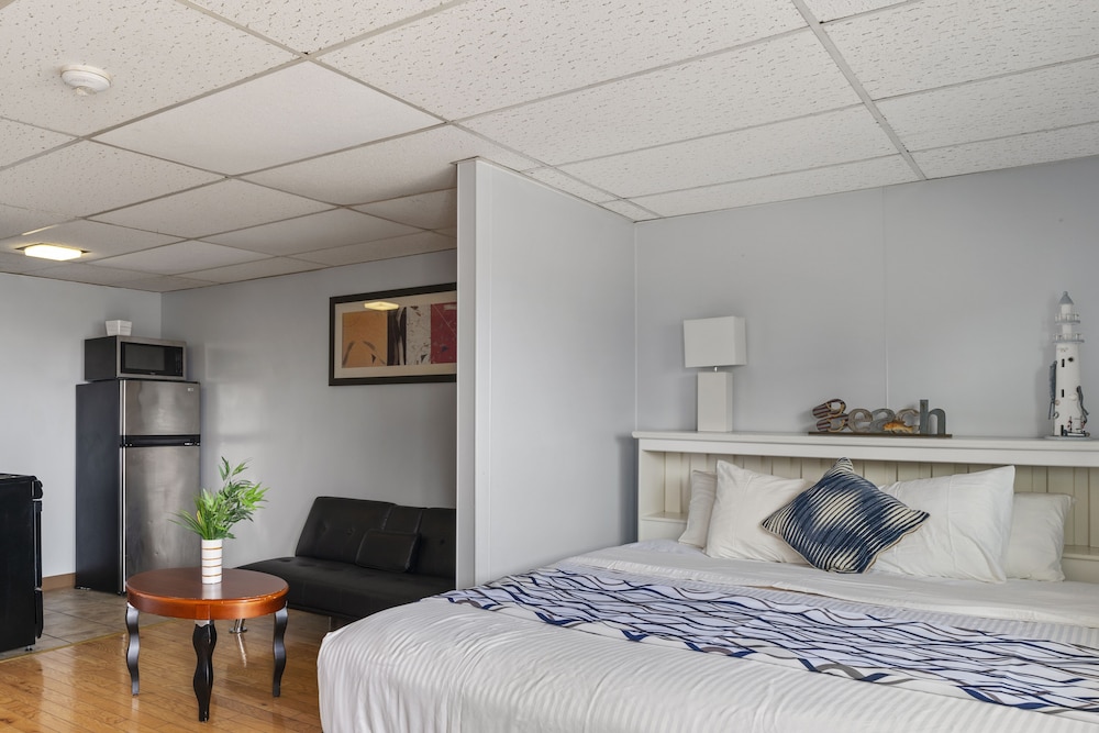 Deluxe King Room with Full Kitchen & Futon photo 1