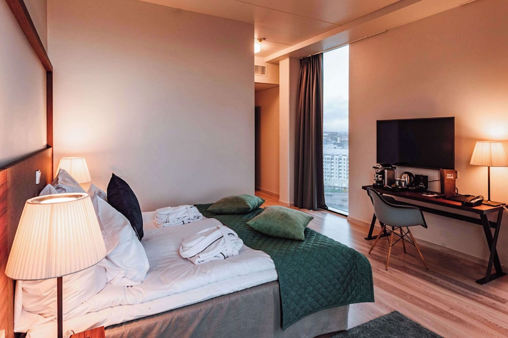 Deluxe Double Room, Non Smoking thumbnail 6