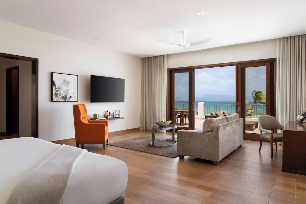 Oceanfront King Deluxe Suite With Hot Tub At Merrywing Beach