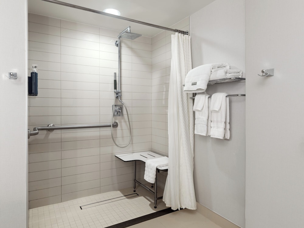 Room, 1 King Bed, Bay View (Mobility/Hearing Accessible, Tub)