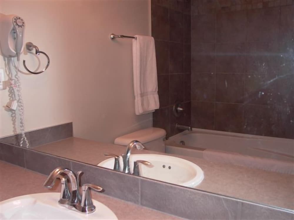 Condo, 2 Bedrooms (#659) photo 3