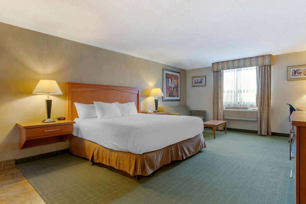 Suite, 1 King Bed, Accessible, Jetted Tub (with Sofabed) photo 3
