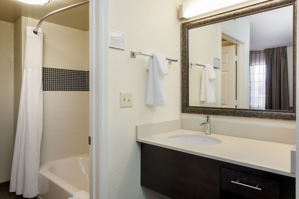 Suite, 2 Bedrooms, Kitchen - Photo 2