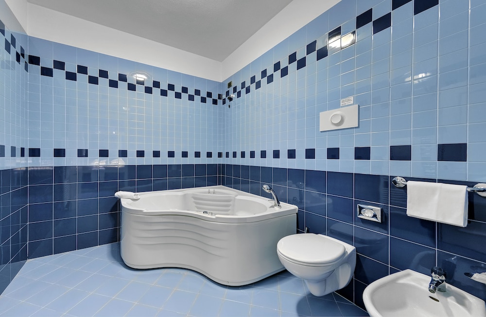 Suite, Jetted Tub photo 3
