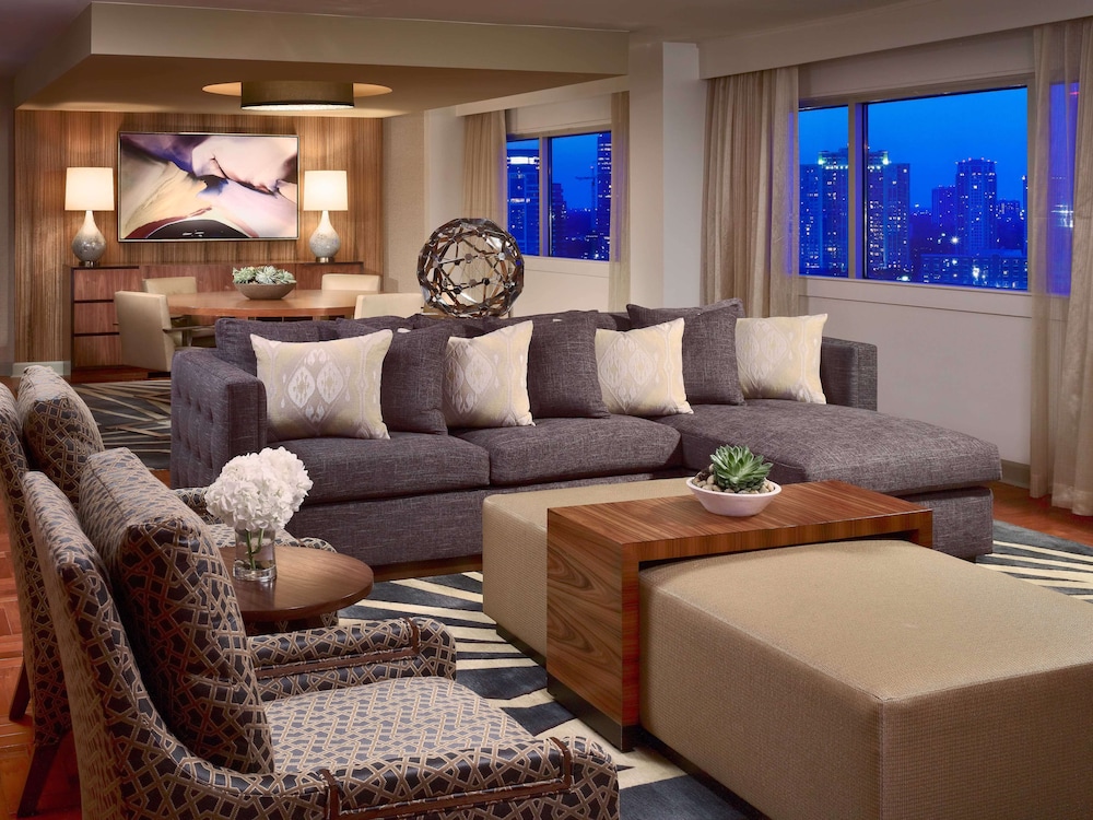 Suite, 1 King Bed, City View