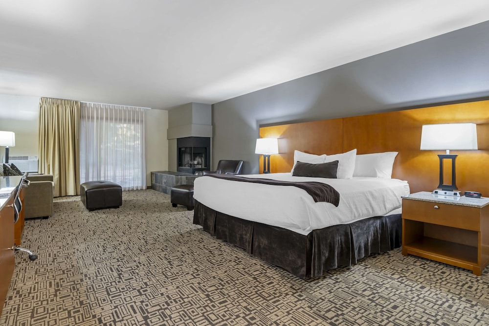 Suite, 1 King Bed, Refrigerator & Microwave (with Sofabed) - Photo 3