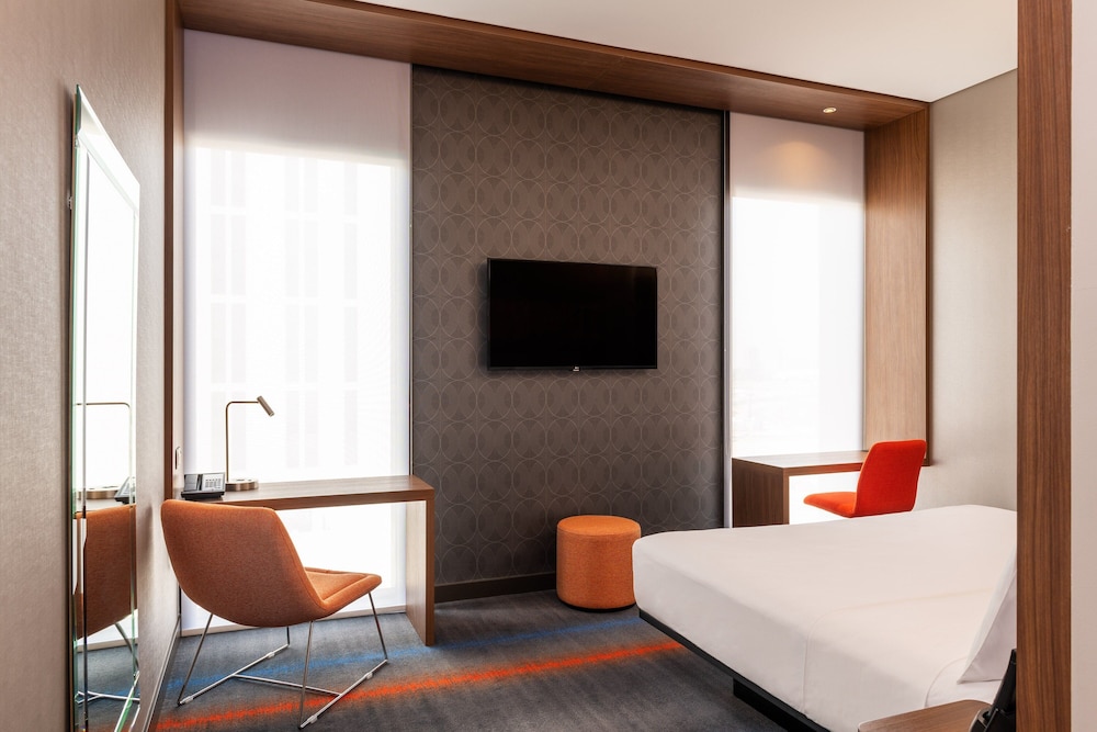 Family Room, 1 King Bed (Bus: Sobha Metro, JBR, Emirates Mall) photo 2