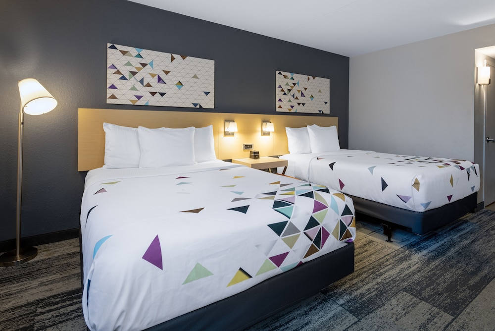 Room, 2 Queen Beds, Accessible, Non Smoking (Mobility/Hearing, Bathtub w/Grab Bars) photo 2