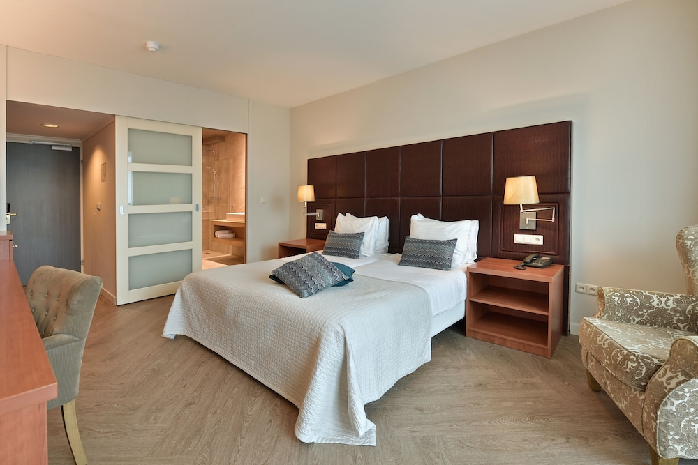 Economy Room, Balcony