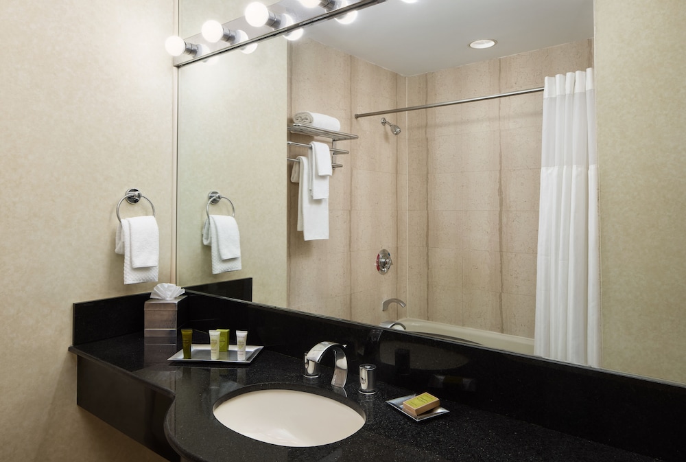 Deluxe Room, 2 Double Beds, Accessible, City View (Roll In Shower) photo 3