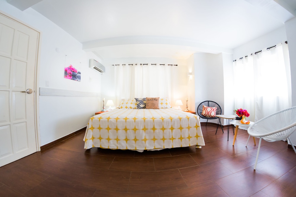 Deluxe Suite, 1 King Bed, Garden View photo 3