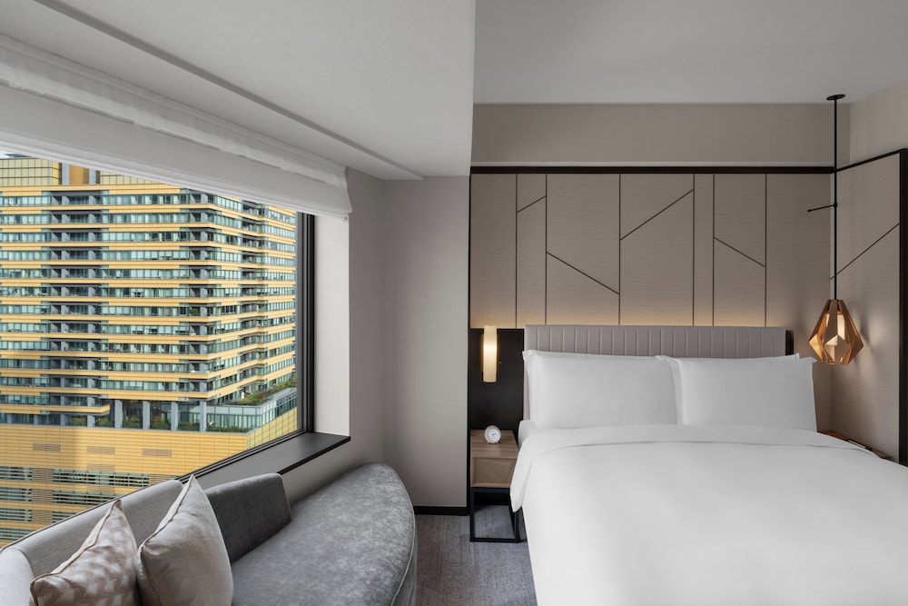 Premium Room, 1 King Bed, Club Lounge Access (Bath) thumbnail 5