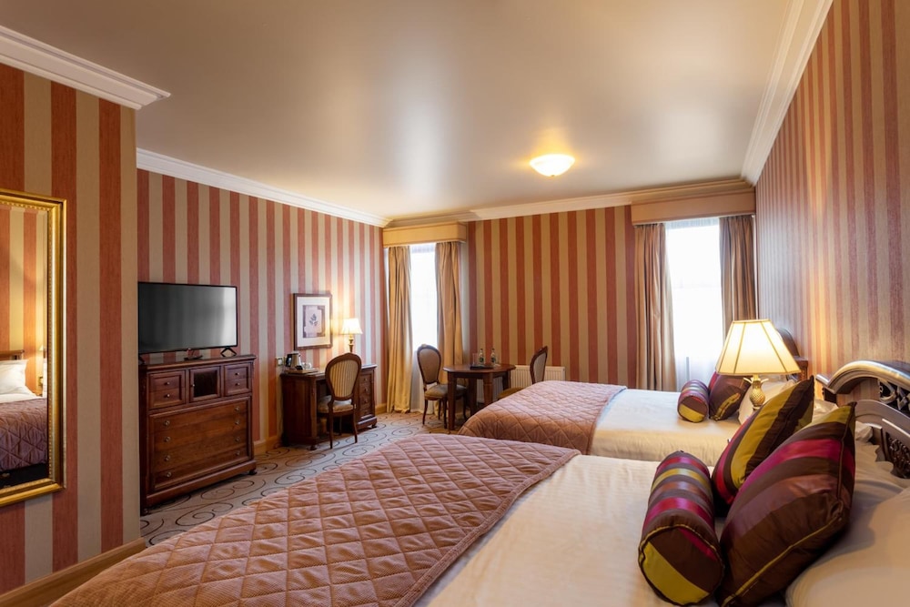 Classic Twin Room, 2 Queen Beds, Non Smoking, Ensuite photo 2
