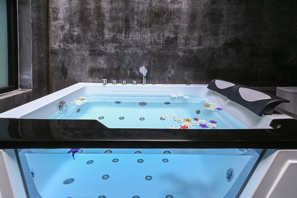 2 Bedroom Jacuzzi Villa - Photo 5