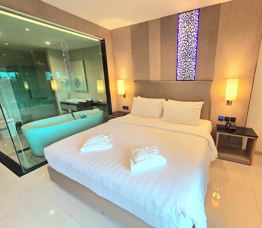 Grand Family Suite with Balcony - Photo 8