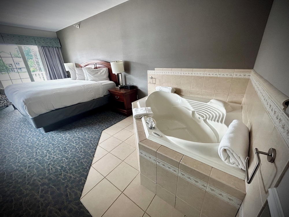 Luxury Suite, 1 King Bed, Non Smoking photo 2