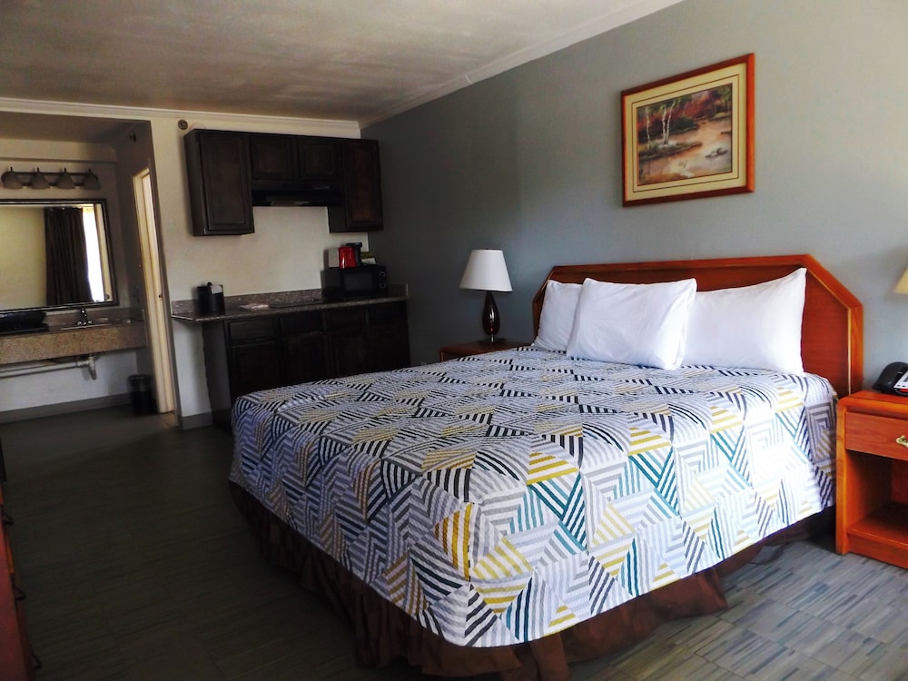 Standard Room, 1 King Bed, Non Smoking, Kitchen - Photo 1