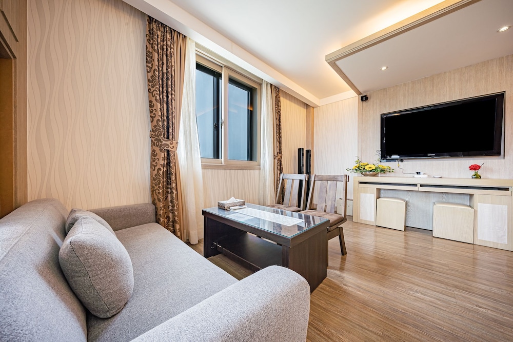 Suite with Complimentary Airport Pick-up & Drop-off (excluding weekends and holidays) photo 2