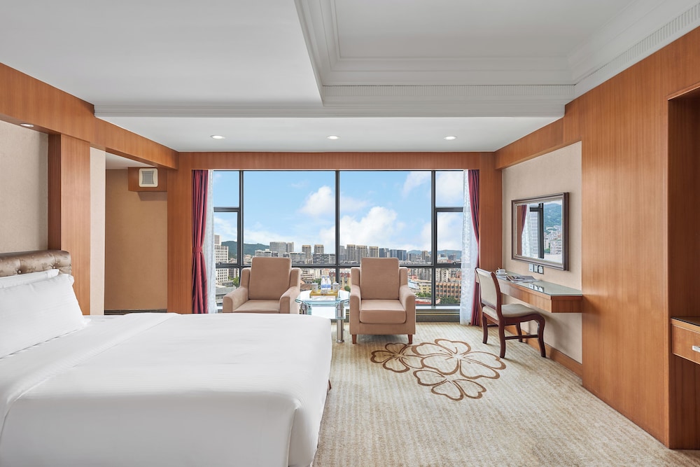 Affordable Luxury Twin Beds Suit - Photo 1