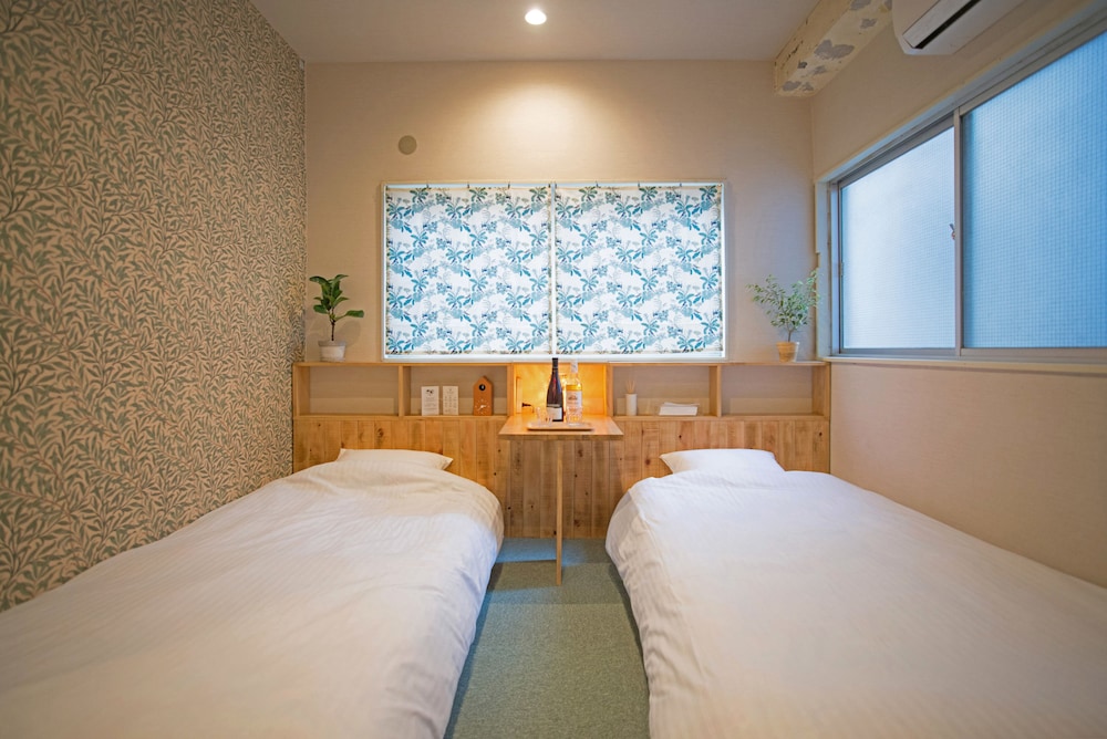 Design Twin Room, 2 Twin Beds, Shared Bathroom photo 1