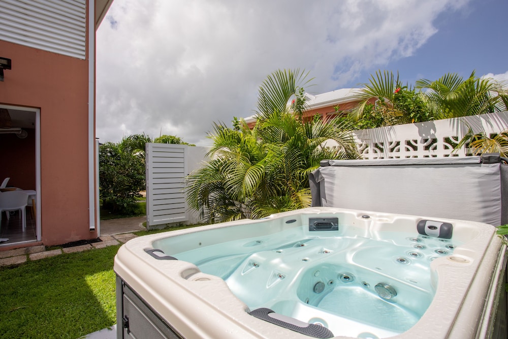Exclusive Suite, 1 Queen Bed with Sofa bed, Balcony, Pool View