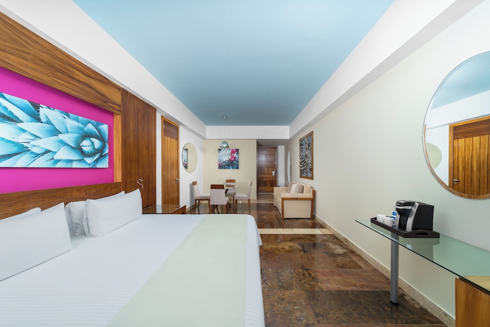 Altitude Junior Suite Ocean Front Double photo 3