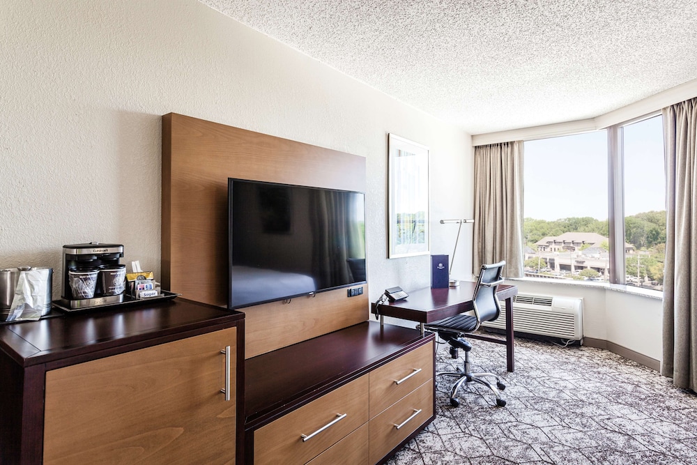Deluxe room with king bed - Photo 5
