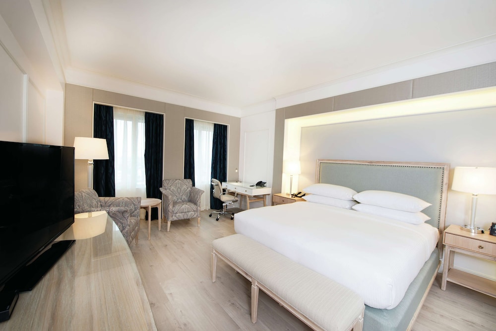 Executive Room, 1 King Bed, Club Lounge Access - Photo 1