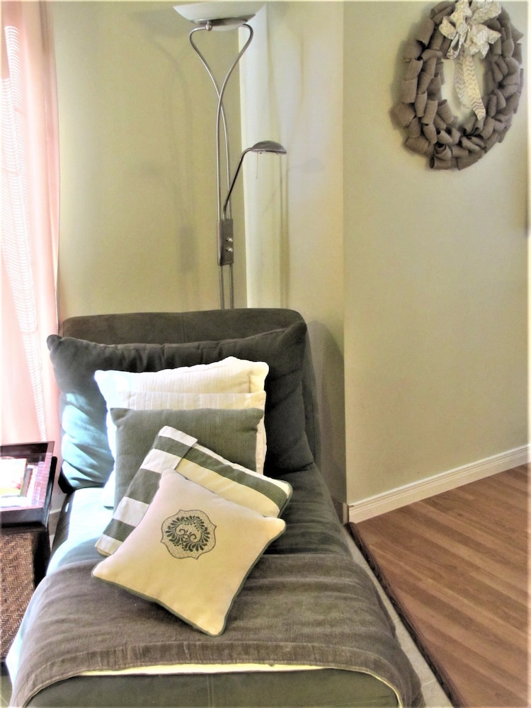 Deluxe Studio Suite, 1 King Bed, Fireplace, photo 6
