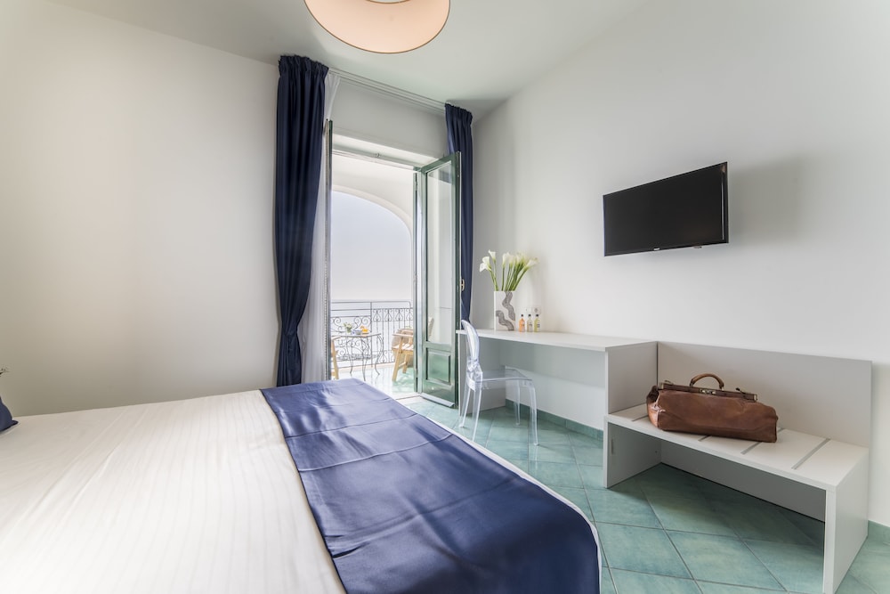 Deluxe Room, Sea View - Photo 3