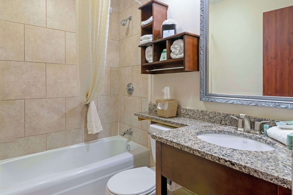 Standard Room, 2 Queen Beds, Non Smoking, Refrigerator & Microwave photo 3