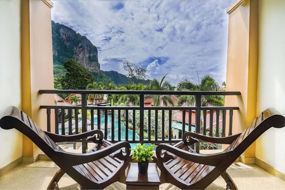 Deluxe Room, Pool View - Photo 11