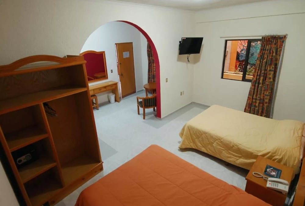 Standard Room, Multiple Beds photo 3
