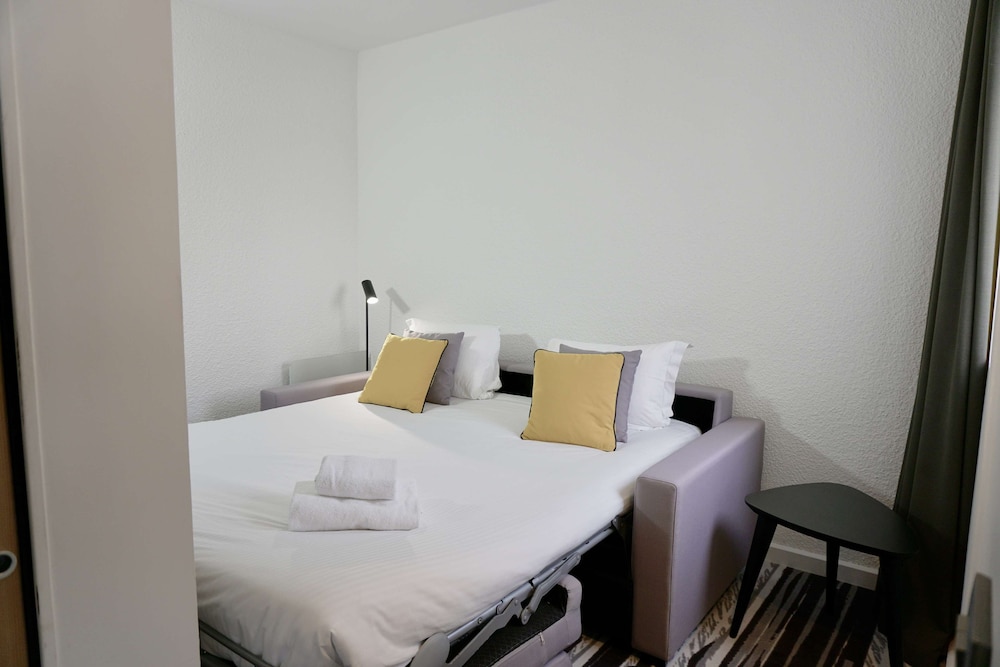 Executive Room, 1 Queen Bed with Sofa bed - Photo 5