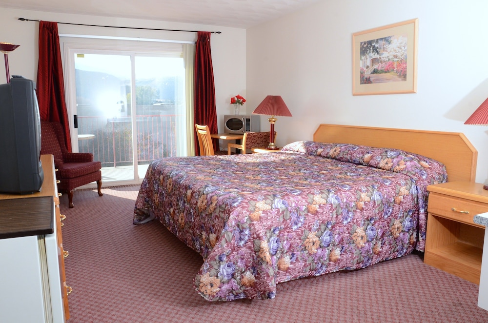 Standard Room, 1 King Bed, Jetted Tub photo 1