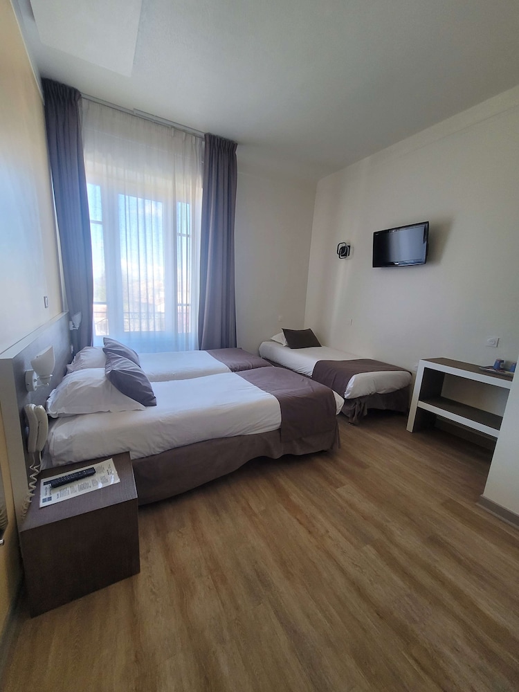 Standard Room, 3 Twin Beds - Photo 60