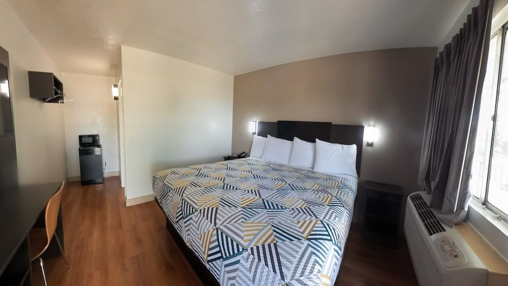 Deluxe Room, 1 King Bed, Non Smoking photo 3