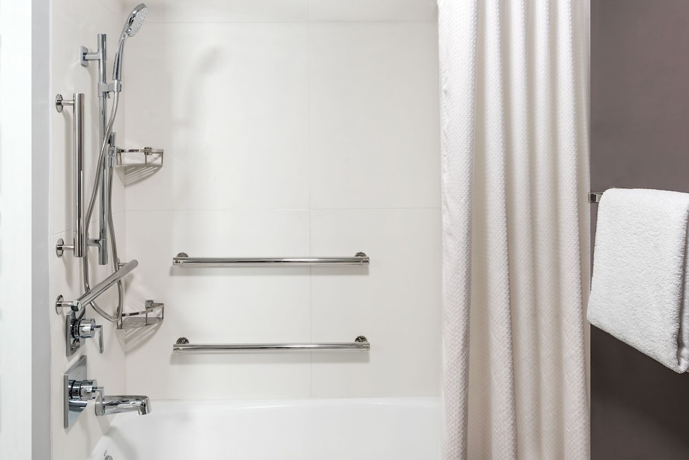 Room, 1 King Bed (Mobility/Hearing Accessible, Tub) - Photo 6