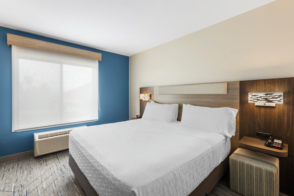Standard Room, 1 King Bed, Accessible Bathtub (Accessible Tub) photo 2