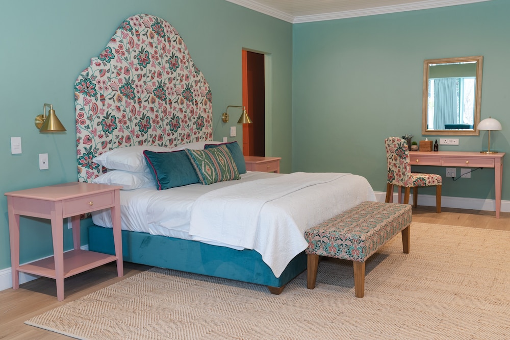 Suite, 1 King Bed, Poolside - Photo 7