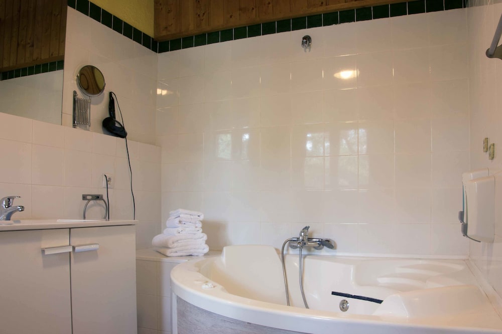 Comfort Room, Jetted Tub