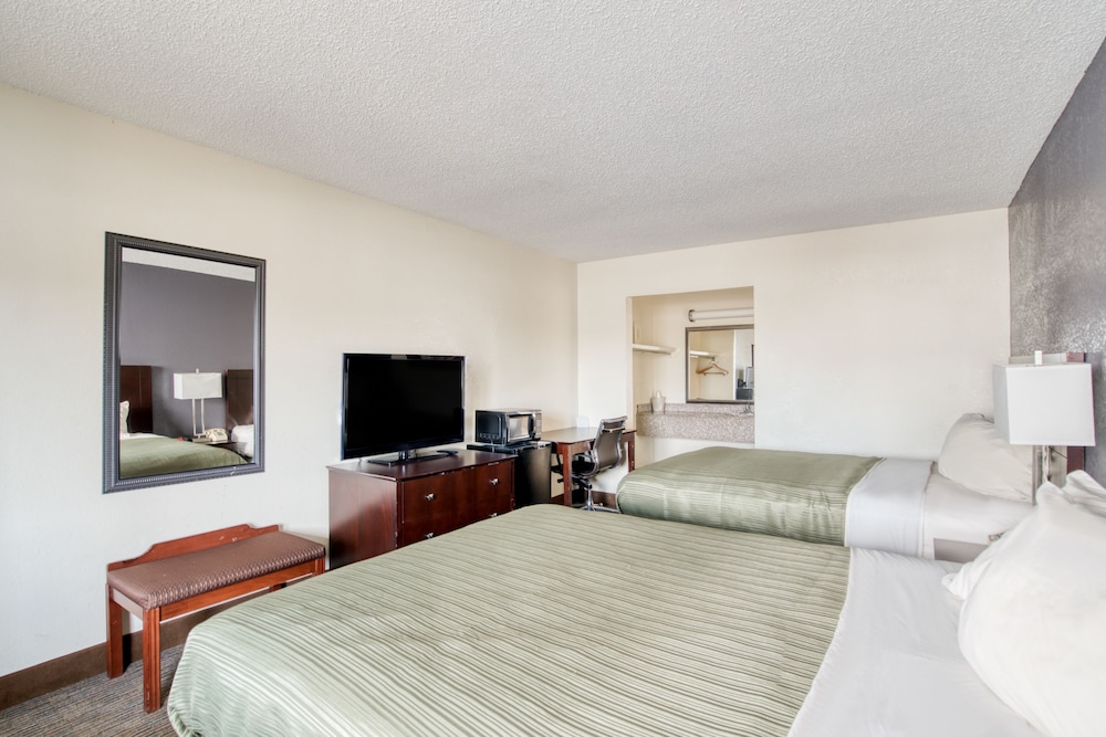 Room, 2 Queen Beds, photo 7