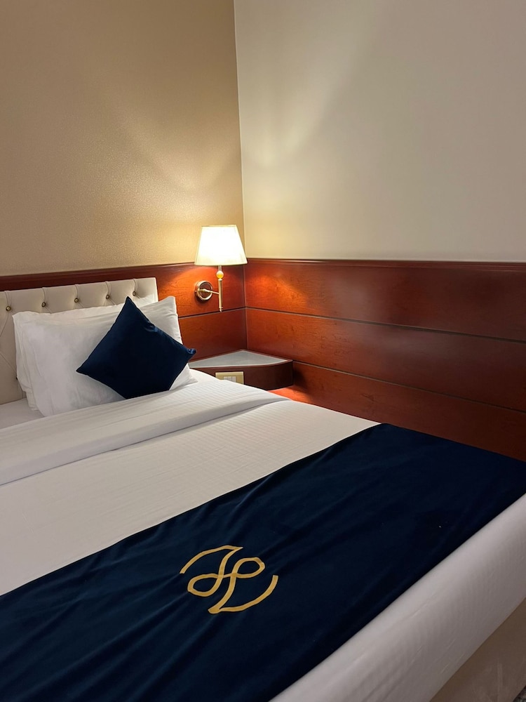 Deluxe Queen Room - Photo 2