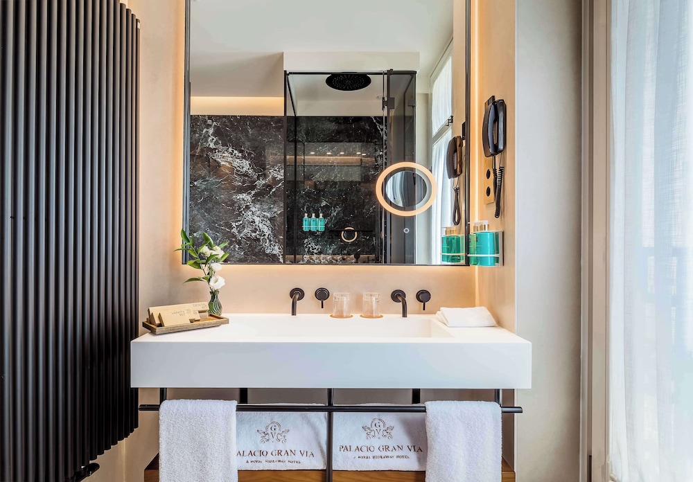 Deluxe Room, Corner (1A-1C) - Photo 8