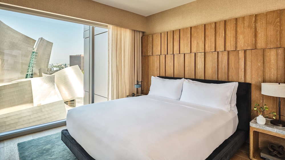 Suite, 1 King Bed, Accessible, Corner (Hearing)
