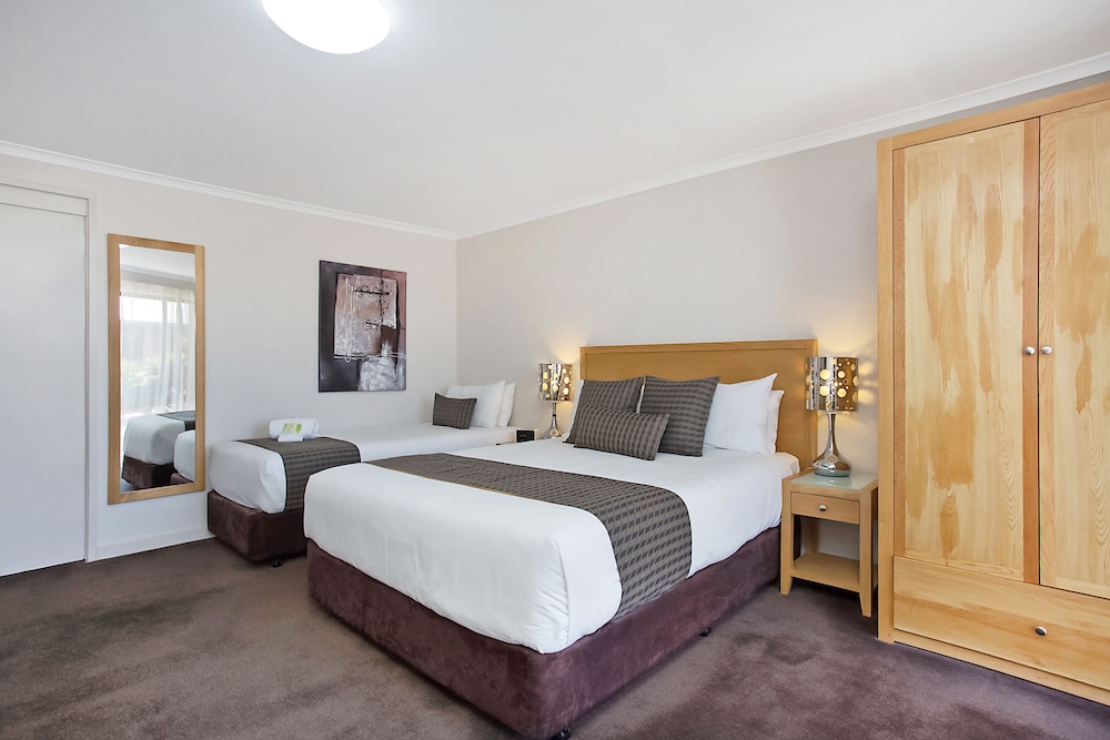 Premium Queen Accessible Room photo 2