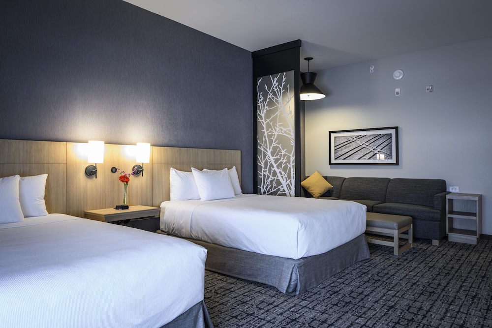 Room, Multiple Beds (High Floor) - Photo 1