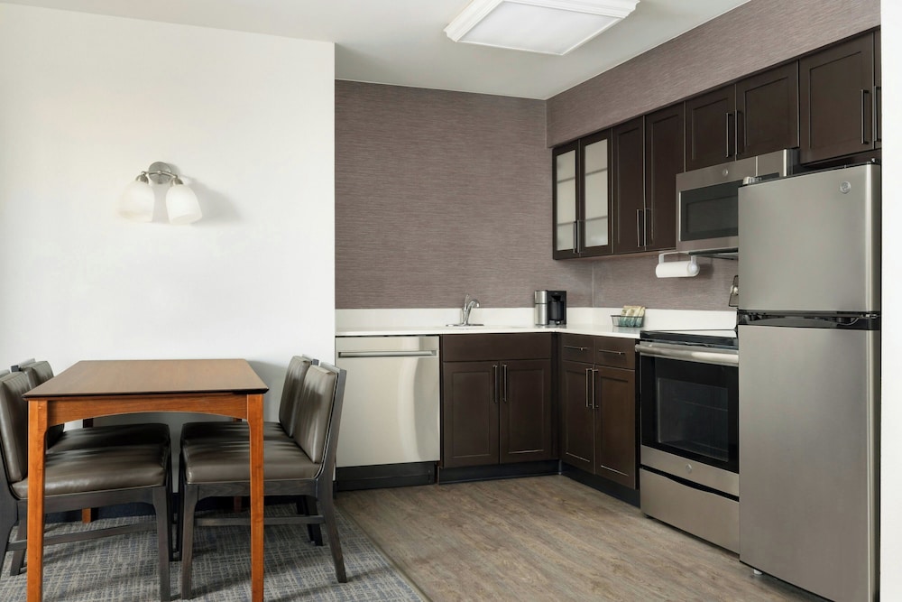 Suite, 2 Bedrooms (Mobility/Hearing Access, Roll-in Shwr) photo 2