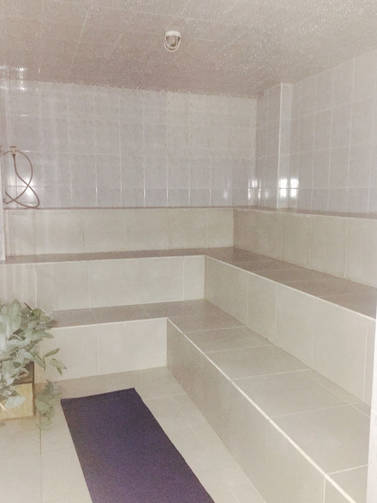 Economy Double Room Single Use, 1 Bedroom, Pool Access photo 3